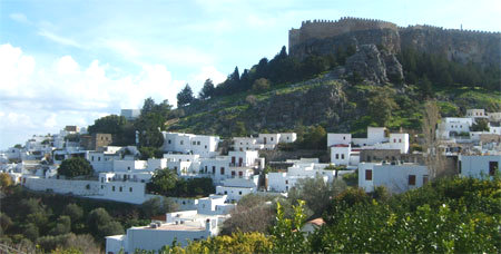Das Dorf Lindos auf Rhodos mit der mächtigen Akropolis
