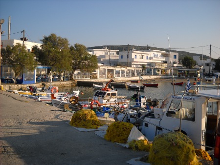 Fischerboote in Pollonia auf Milos